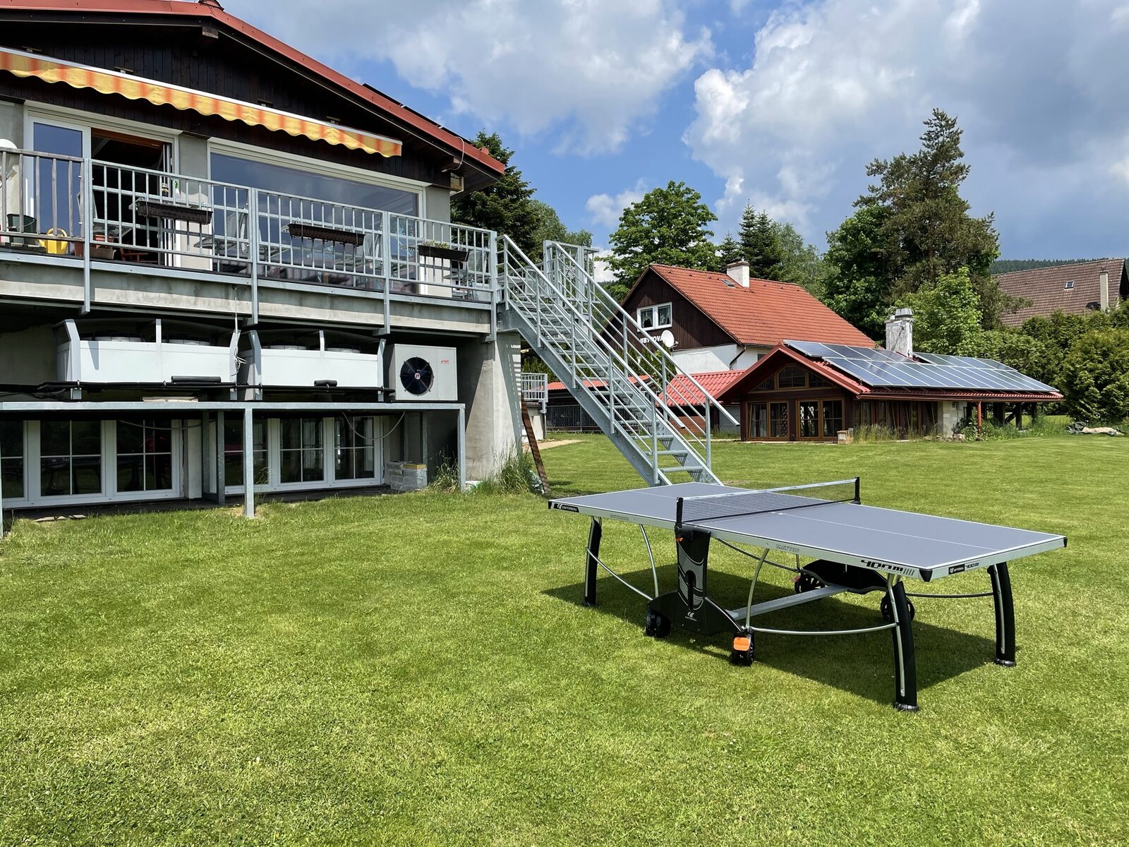 Stolní tenis na zahradě
